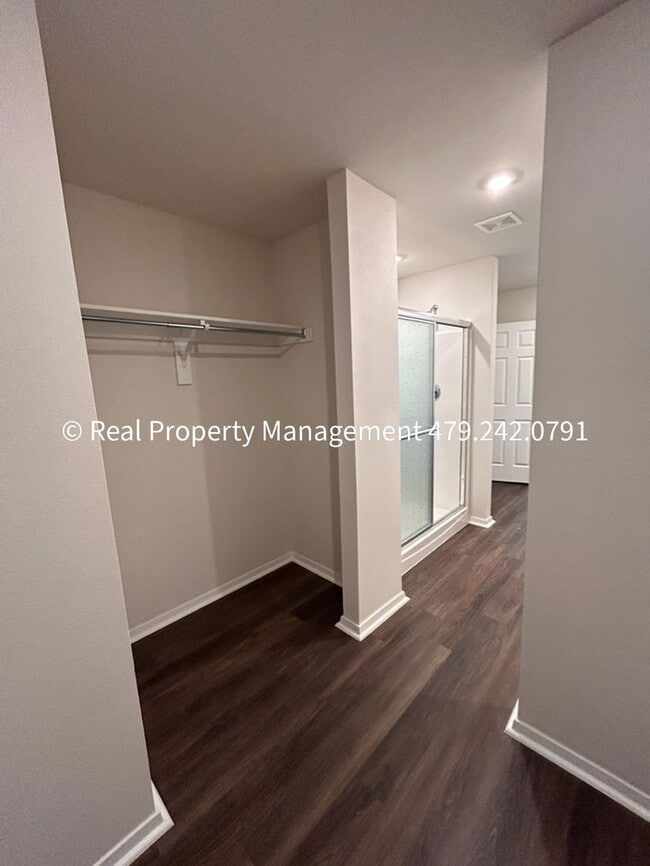 Building Photo - 10640 Cedar Wy