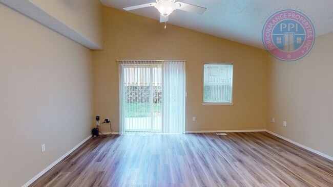 Building Photo - Great Sandy Location, Light & Bright Floor...