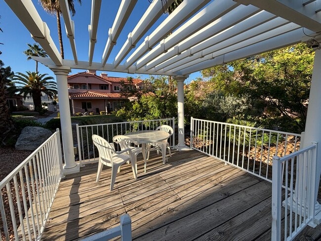 Building Photo - Stunning 3Bed/2Bath/2Car 1st Floor Condo with Private Yard, and Luxurious Amenities!