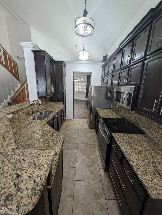 Building Photo - BEAUTIFUL EXECUTIVE STYLE home w/ entertai...