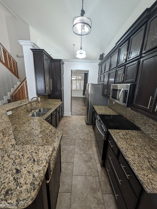 Building Photo - BEAUTIFUL executive style home w/ entertainer's dream backyard!