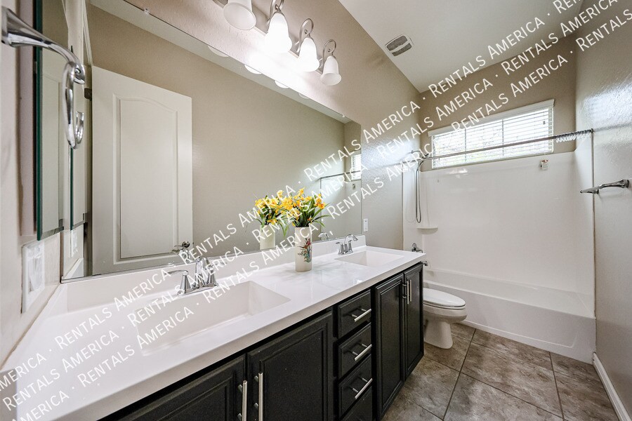 Building Photo - 3375 E Balsam Dr