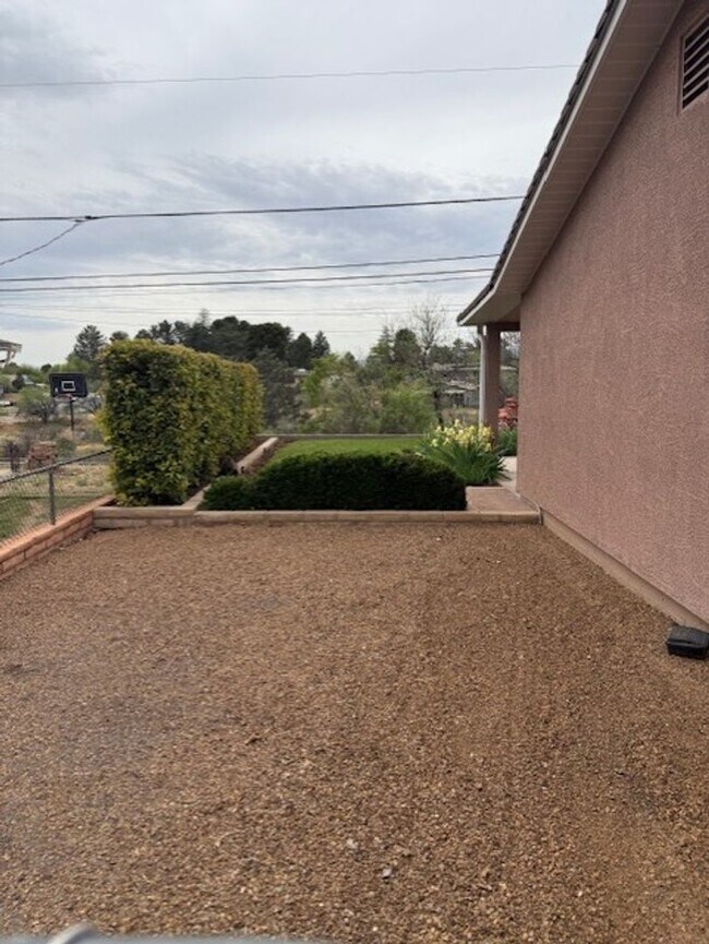 Building Photo - 2 Bedroom Home Contact Property Pros