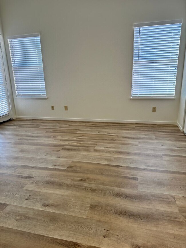 Building Photo - Gorgeous 2 bed/2Ba Home