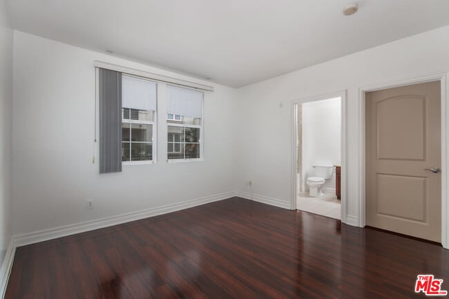 Building Photo - 15206 Burbank Blvd