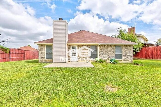 Building Photo - Ready for Move-In! Established neighborhoo...