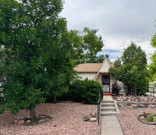Building Photo - Beautiful 2 Bedroom Ranch Home Furnished o...