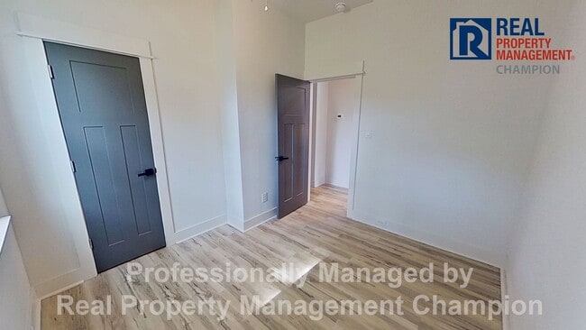 Building Photo - Freshly Renovated Minutes to downtown Wilmington dining, with off-street parking