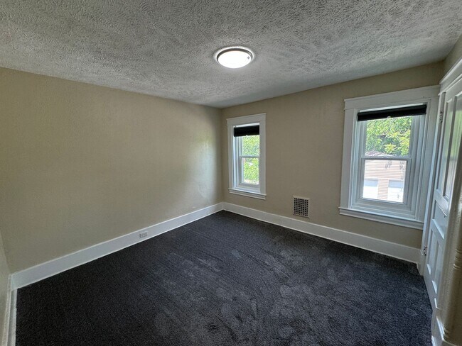 Building Photo - Center Avenue Triplex