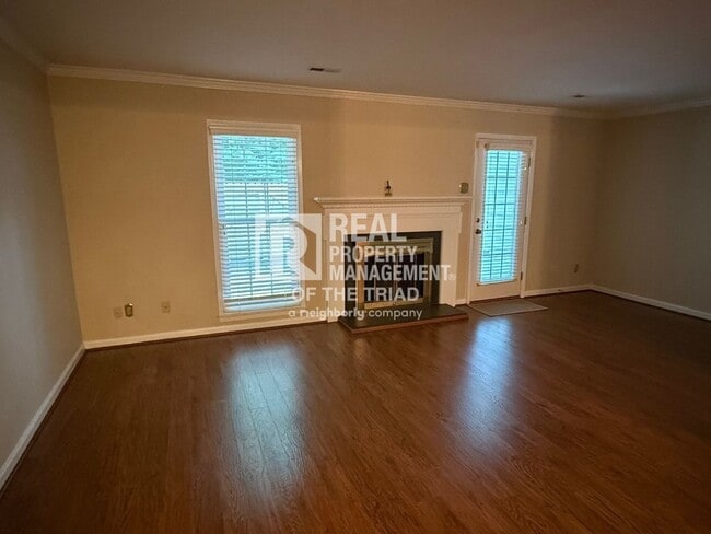 Building Photo - 3 Bedroom/ 2.5 bath Townhouse in Greensboro
