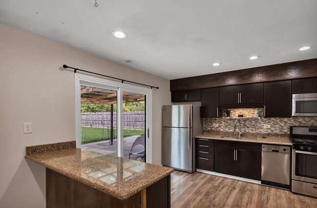 Building Photo - 904 Woodland Dr