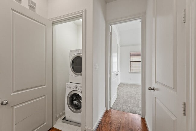 Building Photo - Awesome Two Story town home located in the heart of the city!