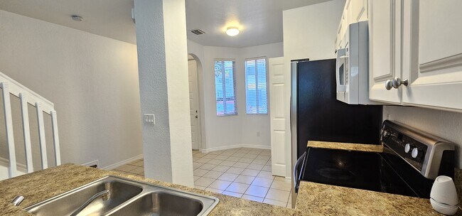 Building Photo - 1935 Gardenia Ct