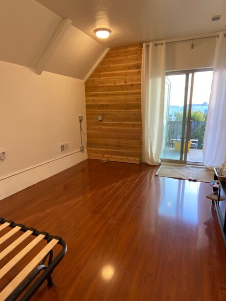 Living room, 9ft tall ceiling - 1815 40th Ave