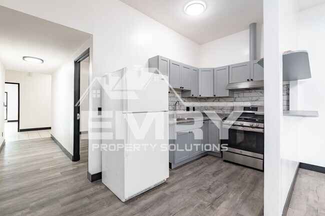 Building Photo - 942 S Gerhart Ave