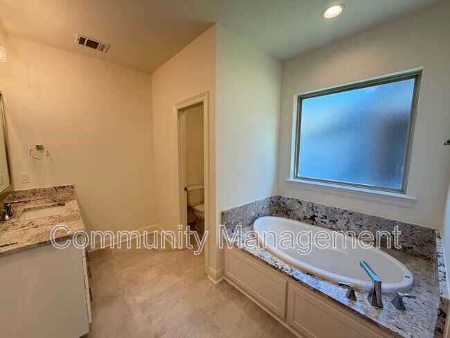 Building Photo - 3696 Waterbury Ave