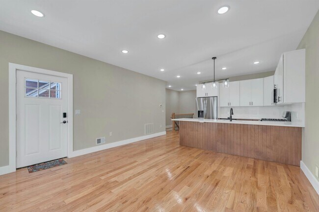 Primary Photo - 275 Pearsall Ave