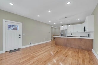 Building Photo - 275 Pearsall Ave