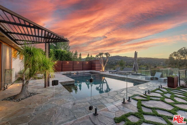 Building Photo - 4305 Clear Valley Dr