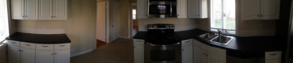 Building Photo - 2332 Monroe Ave NE