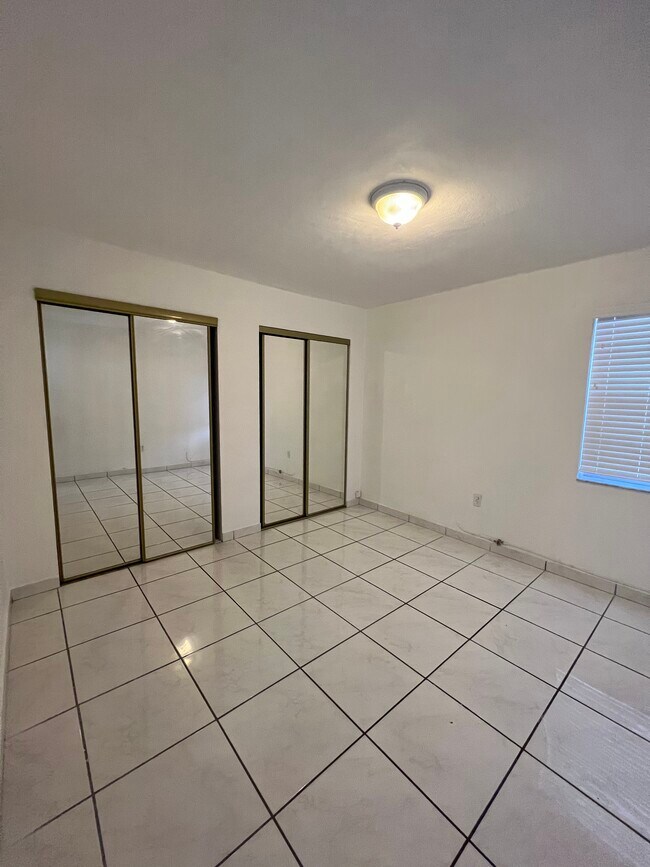 Building Photo - 2498 SW 17th Ave