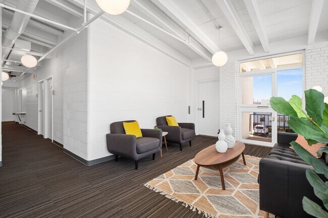 Building Photo - FUNky Building on Kingshwy