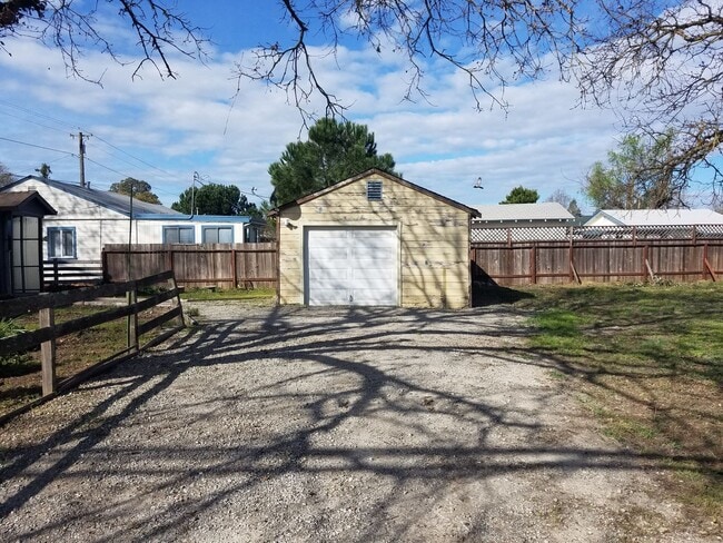 Building Photo - Old School Charm!  Huge Backyard!  Close t...