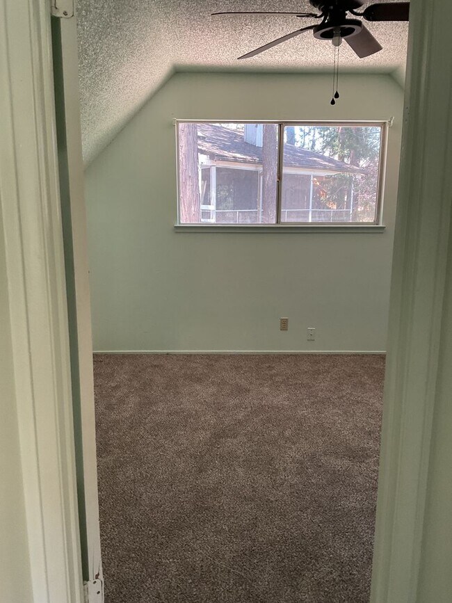 Building Photo - Two story 4 bedroom 2 bath home, Magalia