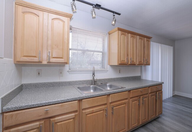 Building Photo - 9834 Denning Dr