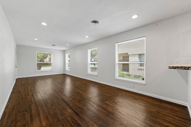 Building Photo - Single Family Home in 76109