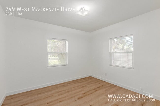 Building Photo - 749 W MacKenzie Dr
