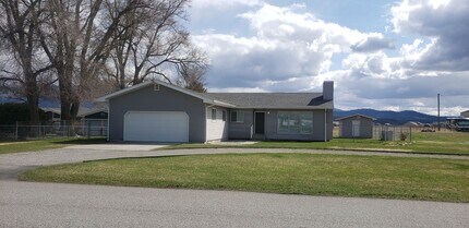 Building Photo - Beautiful Home with Large Yard, Privacy & ...