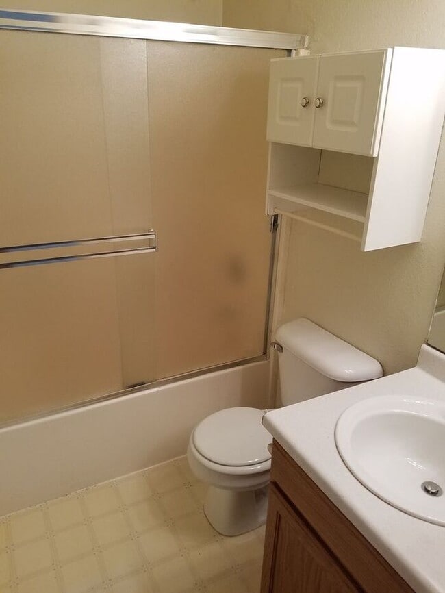 Building Photo - 2 Bed 1.5 Bath Townhouse End Unit in North Central Loveland - Water/Sewer/Trash Included in Rent!