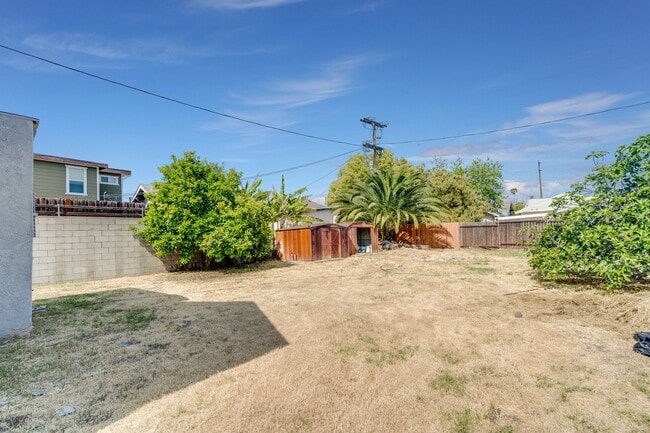 Building Photo - 2034 Eastlake Ave