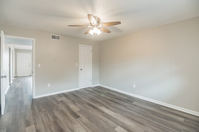 Building Photo - 3353 Sherwood Dr