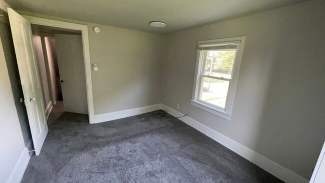 Building Photo - 3 Bed 1 Bath Home