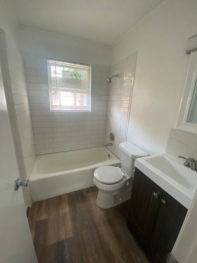 Building Photo - West Campus 1x1