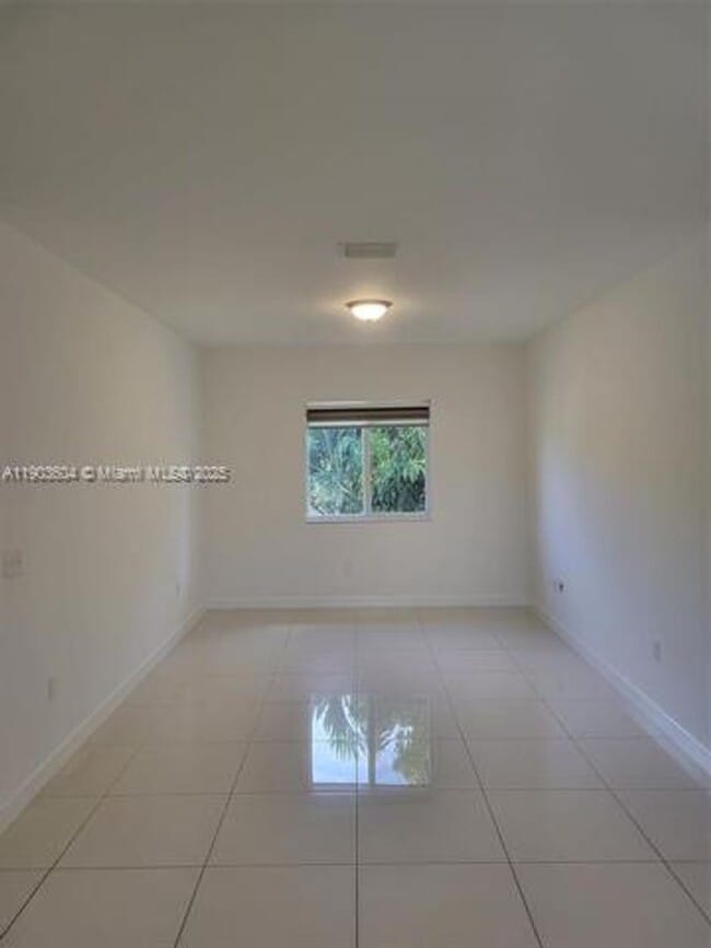 Building Photo - 1027 SW 11th Ave