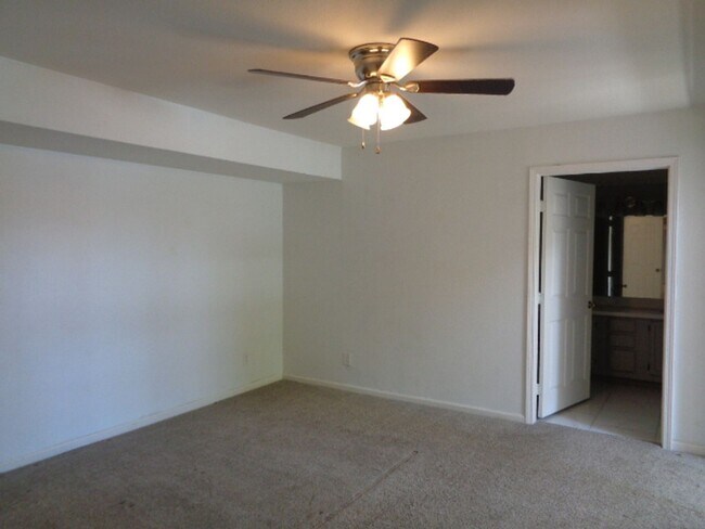 Building Photo - Spacious condo in Scottsdale-close to Scot...