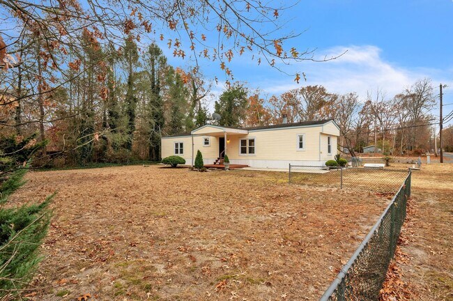 Building Photo - Updated 2 bedroom 2 bath Home in Laurel La...