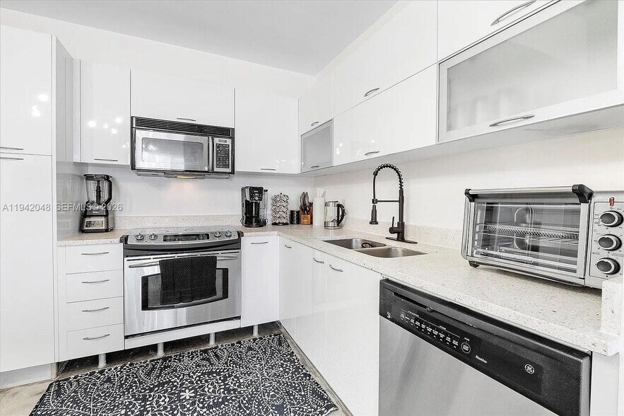 Building Photo - 133 NE 2nd Ave