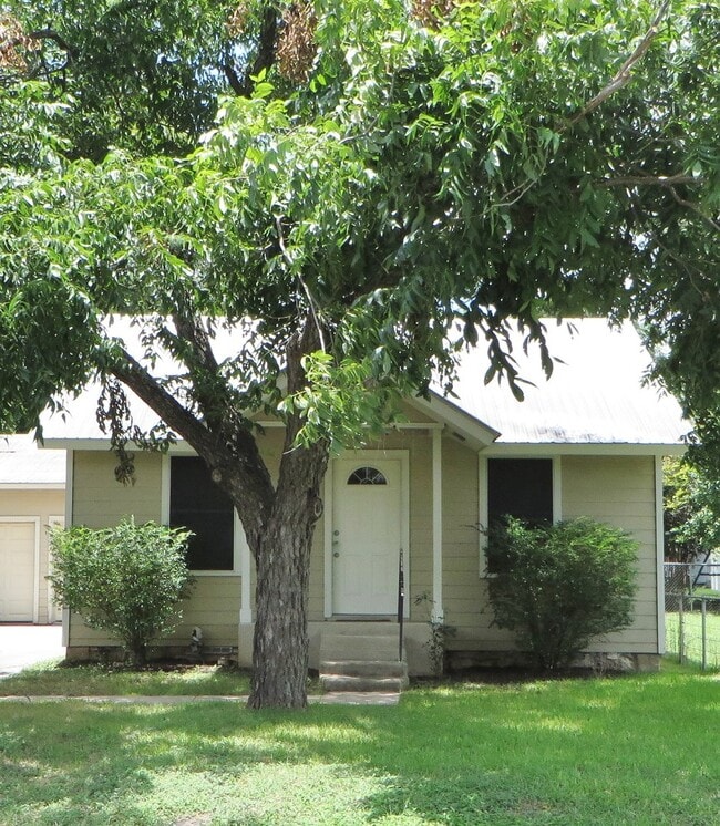 Building Photo - 2 Bedroom 1 Bathroom Old Town Home