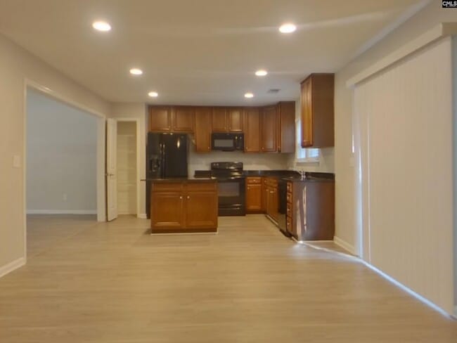 Building Photo - 453 Denman Loop