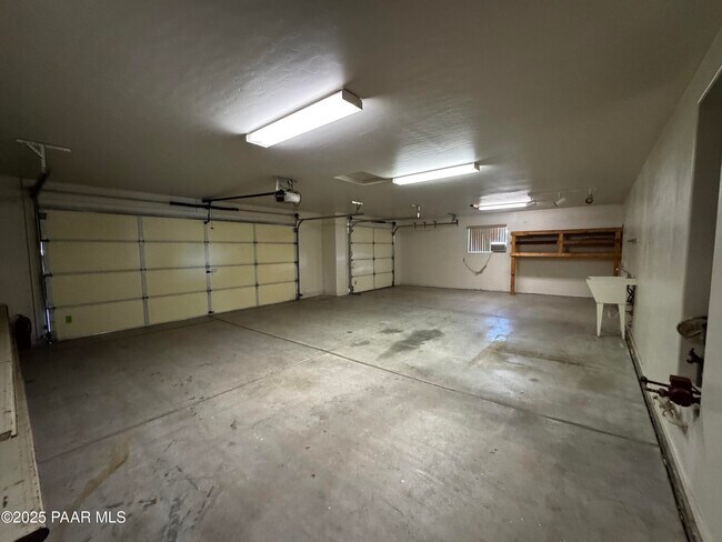 Building Photo - 3750 N Meadowlark Dr