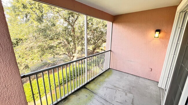 Building Photo - Two Bedroom in Metrowest AVAILABLE NOW!