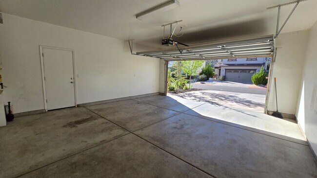 Building Photo - Gated Somersett Home with a View!
