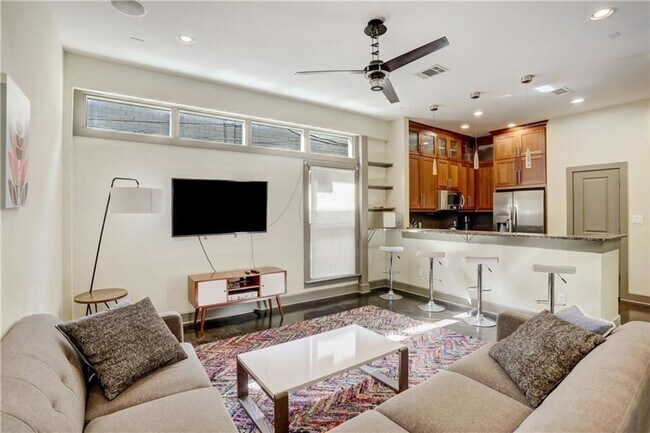 Building Photo - 602 W N Loop Blvd