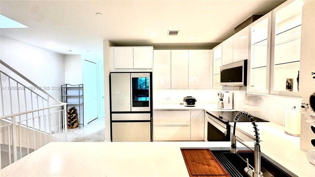 Building Photo - 814 NE 19th Ave