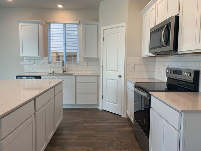 Building Photo - 4 BED/2.5 BATH PLUS A HUGE BONUS ROOM! HIGH END FINISHES! LARGE FENCED BACKYARD !