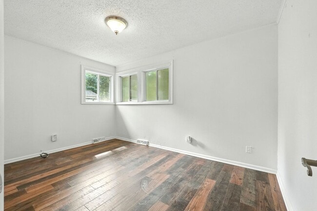 Building Photo - NEW LISTING! 3 BED/2 BATH HOUSE!